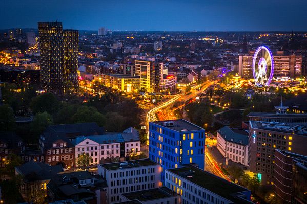 Nächtlicher Blick auf die Hamburger Reeperbahn- die wohl weltweit bekannteste Amüsiermeile