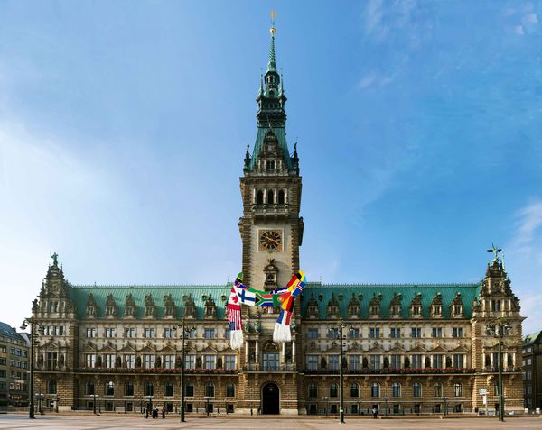 Das Hamburger Rathaus mit Flaggen-Schal