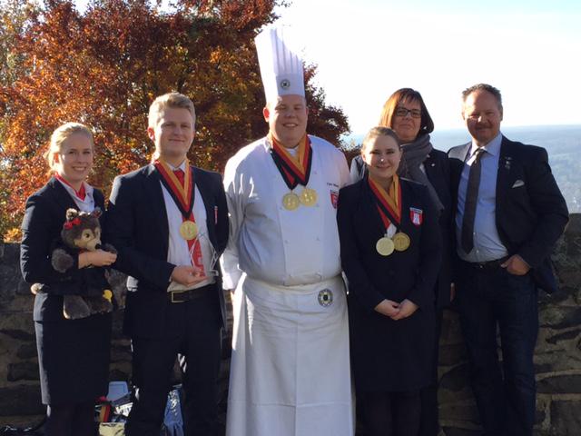 Die Hamburger Bronzemedaillenträger – Juri Reib, Finn Wendt, Olga Koch (Silbermedaillenträgerin der Deutschen Jugendmeisterschaften) mit ihren Trainern