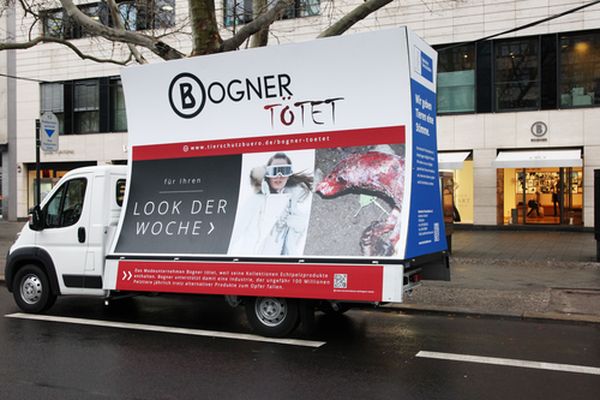 Bogner tötet - Plakat-Wagen vom Deutschen Tierschutzbüro ab heute vor Bogner-Filiale und in ganz Berlin unterwegs