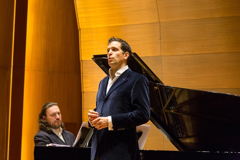 Benefizkonzert in der Laeiszhalle am Montag: Luca Pisaronis Gesang rührte das Publikum