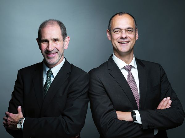 Sparda-Bank Hamburg: Halbe Milliarde Euro an Baukrediten | orstandsteam der Sparda-Bank Hamburg eG: Vorsitzender Bernhard Westerhoff (links) und sein Stellvertreter Oliver Pöpplau