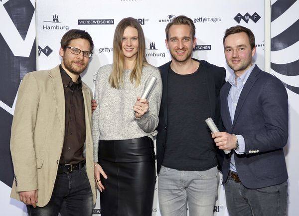 Der traurige Opa brachte ihnen Glück - Die Gewinner des besten Werbefilms beim Deutschen Werbefilmpreis 2016: Christian Möhler, Annika Burchert, Jens Pfau (alle Jung von Matt), Produzent Justin Mundhenke (tempomedia)