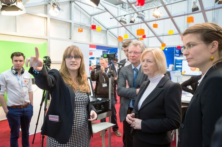 Mit Massive Open Online Courses (MOOCs) speziell für Mädchen, will das Hasso-Plattner-Institut auf seiner interaktiven Bildungsplattform www.open.hpi.de mehr Schülerinnen für Informationstechnologie (IT) faszinieren