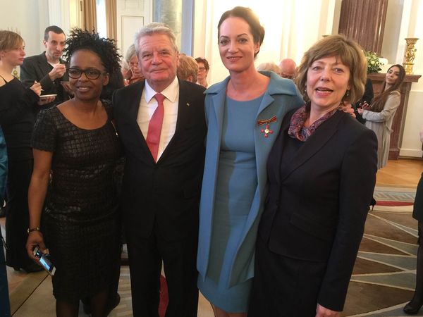 Gleich zwei prominente Botschafterinnen der Kindernothilfe wurden heute in Berlin von Bundespräsident Joachim Gauck mit dem Verdienstkreuz der Bundesrepublik Deutschland ausgezeichnet: Schauspielerin Natalia Wörner und Moderatorin Shary Reeves.