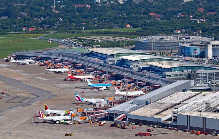 Luftaufnahme Flughafen Hamburg. Vorfeld_Terminals_Plaza_Parkhäuser P1 und P2