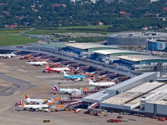 Luftaufnahme Flughafen Hamburg. Vorfeld_Terminals_Plaza_Parkhäuser P1 und P2