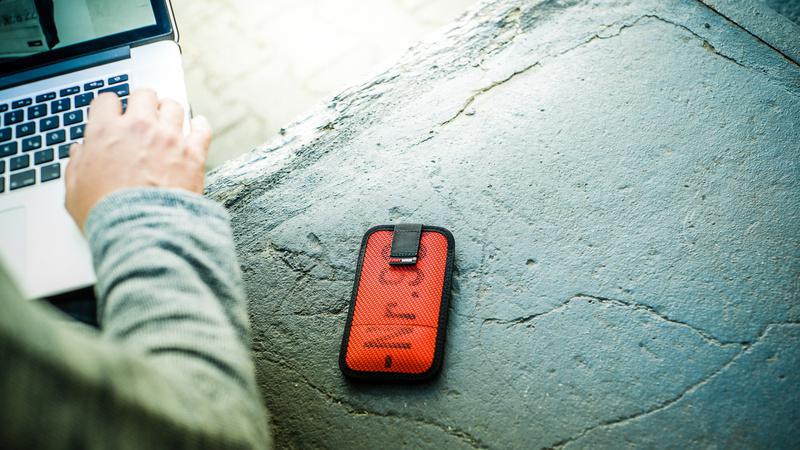 Feuerwear vermeldet: Mitch passt auf’s Apple iPhone SE auf