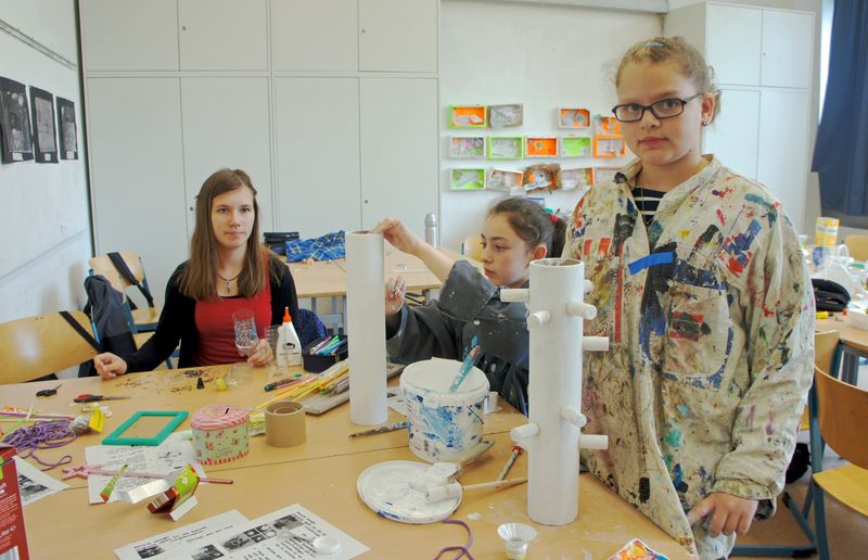 Aus alt mach neu: Schülerinnen gestalten Schmuckständer aus Pappe und Korken im Workshop "Recycling-Design"