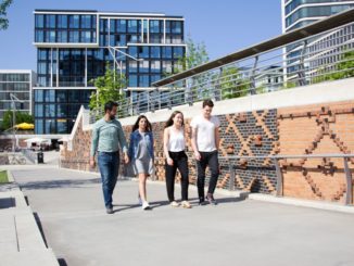 Am Offenen Campustag der MSH Medical School Hamburg können sich Interessierte mit Professoren, Mitarbeitern und Studierenden austauschen und Einblicke in das Campusleben erhalten