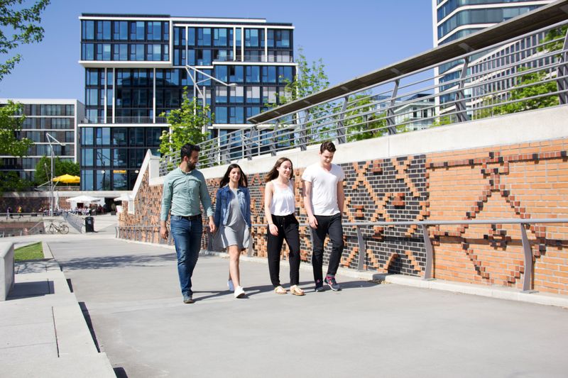 Am Offenen Campustag der MSH Medical School Hamburg können sich Interessierte mit Professoren, Mitarbeitern und Studierenden austauschen und Einblicke in das Campusleben erhalten