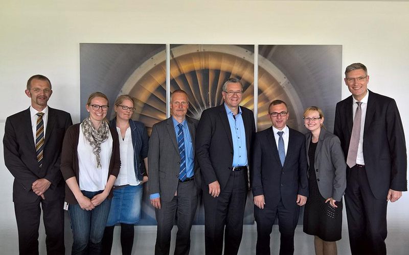 Nun Outsourcing-Partner Hamburg Airport, Airsys und arvato Systems bei der Vertragsunterzeichnung | Nun Outsourcing-Partner: Hamburg Airport, Airsys und arvato Systems bei der Vertragsunterzeichnung