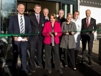 Hamburgs Gesundheitssenatorin Cornelia Prüfer-Storcks und die schleswig-holsteinische Gesundheitsministerin Kristin Alheit (vorne linke und rechts) in Anwesenheit von Joachim Gemmel, Mitglied der Geschäftsführung der Hamburger Asklepios Kliniken (ganz rechts), Dr. Markus Weinland, Geschäftsführender Direktor der Asklepios Klinik Nord (vorne links neben der Senatorin) sowie Dr. Thomas Möhle-Heinzl, Chefarzt der Notaufnahme (rechts von der Ministerin)