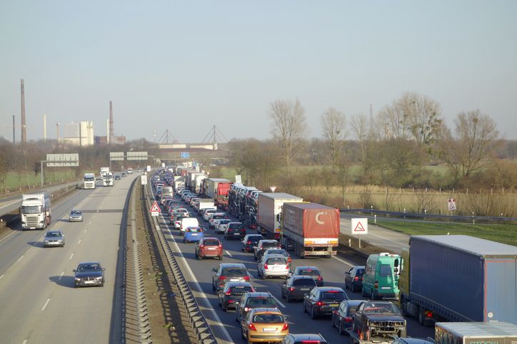 Nicht nur in den Städten, auch auf den Autobahnen schaut es nicht gut aus. Stau auf der A1