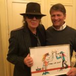 Udo Lindenberg und NDR 2 Hörer Rainer Krone bei der Übergabe des Bildes im Hamburger Hotel Atlantic