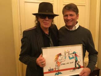 Udo Lindenberg und NDR 2 Hörer Rainer Krone bei der Übergabe des Bildes im Hamburger Hotel Atlantic