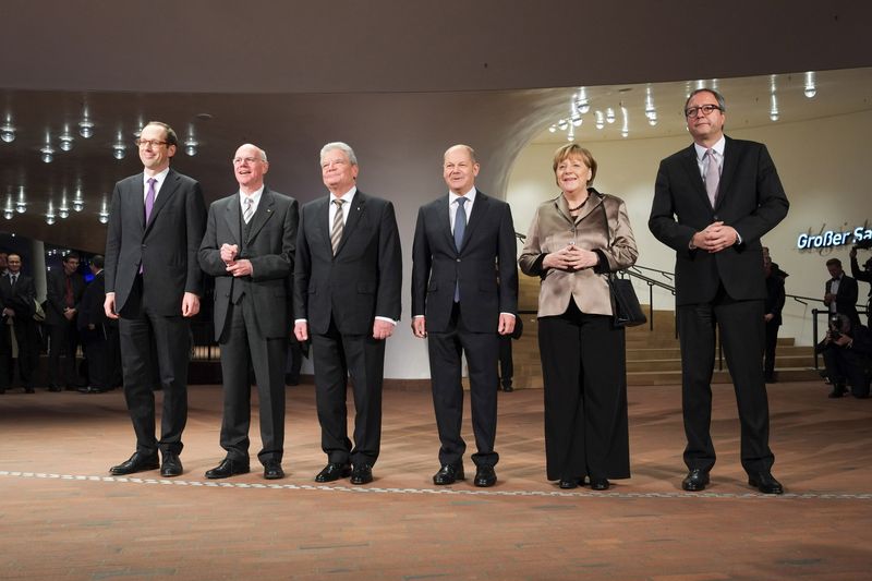 Generalintendant Christoph Lieben-Seutter, Bundestagspräsident Norbert Lammert, Bundespräsident Joachim Gauck, Hamburgs Erster Bürgermeister Olaf Scholz, Bundeskanzlerin Angela Merkel und Präsident des Bundesverfassungsgerichts Andreas Voßkuhle 