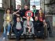 1. Reihe Harry Möller (Maria Ketikidou), Dirk Matthies (Jan Fedder), Frau Küppers (Saskia Fischer), Paul Dänning (Jens Münchow), Nina Sieveking (Wanda Perdelwitz). 2. Reihe Piet Wellbrook (Peter Fieseler), Hannes Krabbe (Marc Zwinz), Daniel Schirmer (Sven Fricke)