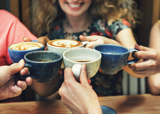 Hoch die Tassen- Kaffee- und Teegenuss