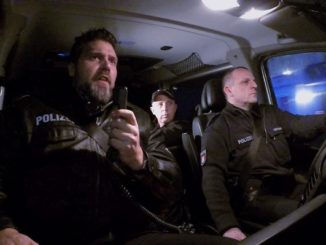 US-Polizist Ryan Herring (M.) mit seinen Hamburger Kollegen auf dem Weg zu einem Einsatz