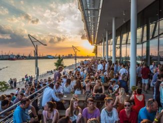 Ein herrlicher Sommerabend an der Elbe - die SunsetLoungeEin herrlicher Sommerabend an der Elbe - die SunsetLounge