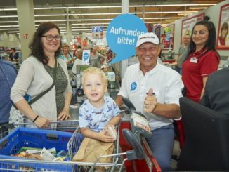 Boxlegende Axel Schulz an einer Supermarktkasse