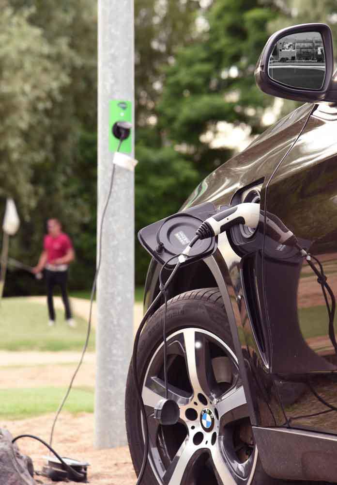 Erste E-Ladestation für Autos an einem Lichtmast in der Golf Lounge