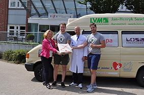 ylvia Paul und Dr. Daniel Biermann mit Ric Winkler (2.v.l.) und Lukas-Laurin Sachße (r.).