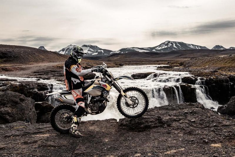 Auf aktuellen Husqvarna Enduro-Motorrädern geht es auf rauen Pfaden durch Island