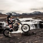 Auf aktuellen Husqvarna Enduro-Motorrädern geht es auf rauen Pfaden durch Island