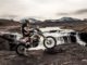 Auf aktuellen Husqvarna Enduro-Motorrädern geht es auf rauen Pfaden durch Island