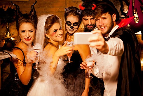 Das gruselige Kostüm gehört für viele zu Halloween dazu