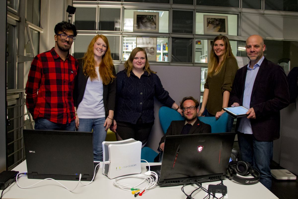 Professor Uwe Stoklossa, Professor Silvio Barta, Studenten der Hochschule Macromedia