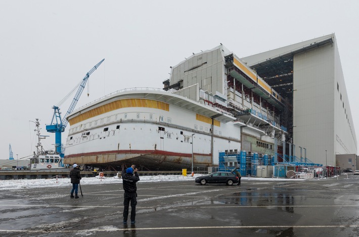 Am Montag, 11. Dezember 2017, wurde mit dem 120 Meter langen, 42 Meter breiten und mittlerweile 19 Deck hohen Heckteil von AIDAnova das erste von zwei riesigen Schiffsmodulen auf der Meyer Werft in Papenburg ausgedockt