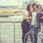 Selfies am Hafen sind nicht nur bei Touris sehr beliebt