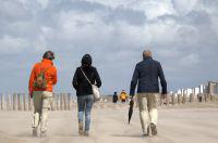 Spaziergang am windigen Sandstrand von Domburg