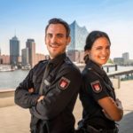 Marc Barthel (Polizeimeister Kristian "Kris" Freiberg) und Aybi Era (Polizeikommissarin Pinar Aslan) sind das neue Team in "Notruf Hafenkante"