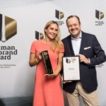 Marina Leunig (Leitung Marketing) und Rune Hoffmann (Leiter Unternehmenskommunikation & Marketing) nehmen den Germans Brand Award 2018 in Gold für die Asklepios Kliniken entgegen