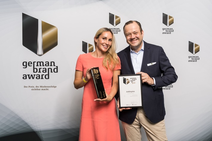 Marina Leunig (Leitung Marketing) und Rune Hoffmann (Leiter Unternehmenskommunikation & Marketing) nehmen den Germans Brand Award 2018 in Gold für die Asklepios Kliniken entgegen