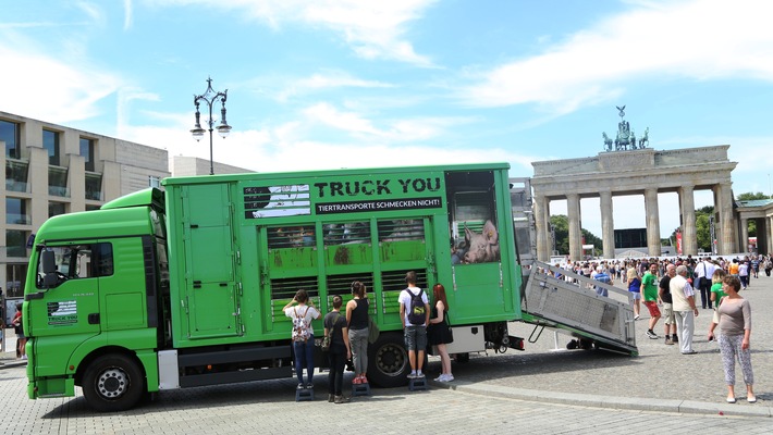 Kampagne gegen Tiertransporte "TRUCK YOU" | Das Deutsche Tierschutzbüro startete heute vor dem Brandenburger Tor seine aktuelle Kampagne