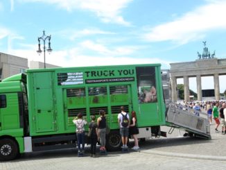 Das Deutsche Tierschutzbüro startete heute vor dem Brandenburger Tor seine aktuelle Kampagne