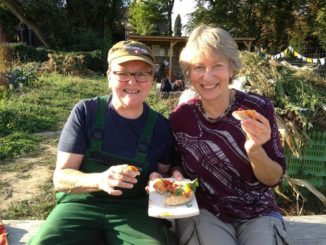 Connie und Andrea laden zum Tag der offenen Gartentüren ein