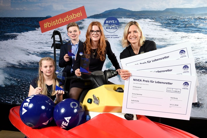 Beachvolleyball-Olympiasiegerin Laura Ludwig übergibt den »NIVEA Preis für Lebensretter 2018« an Marleen, Joost und Enna aus der Wedemark.