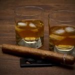 Karibischer Rum auf Eis und eine Havanna - das passt!