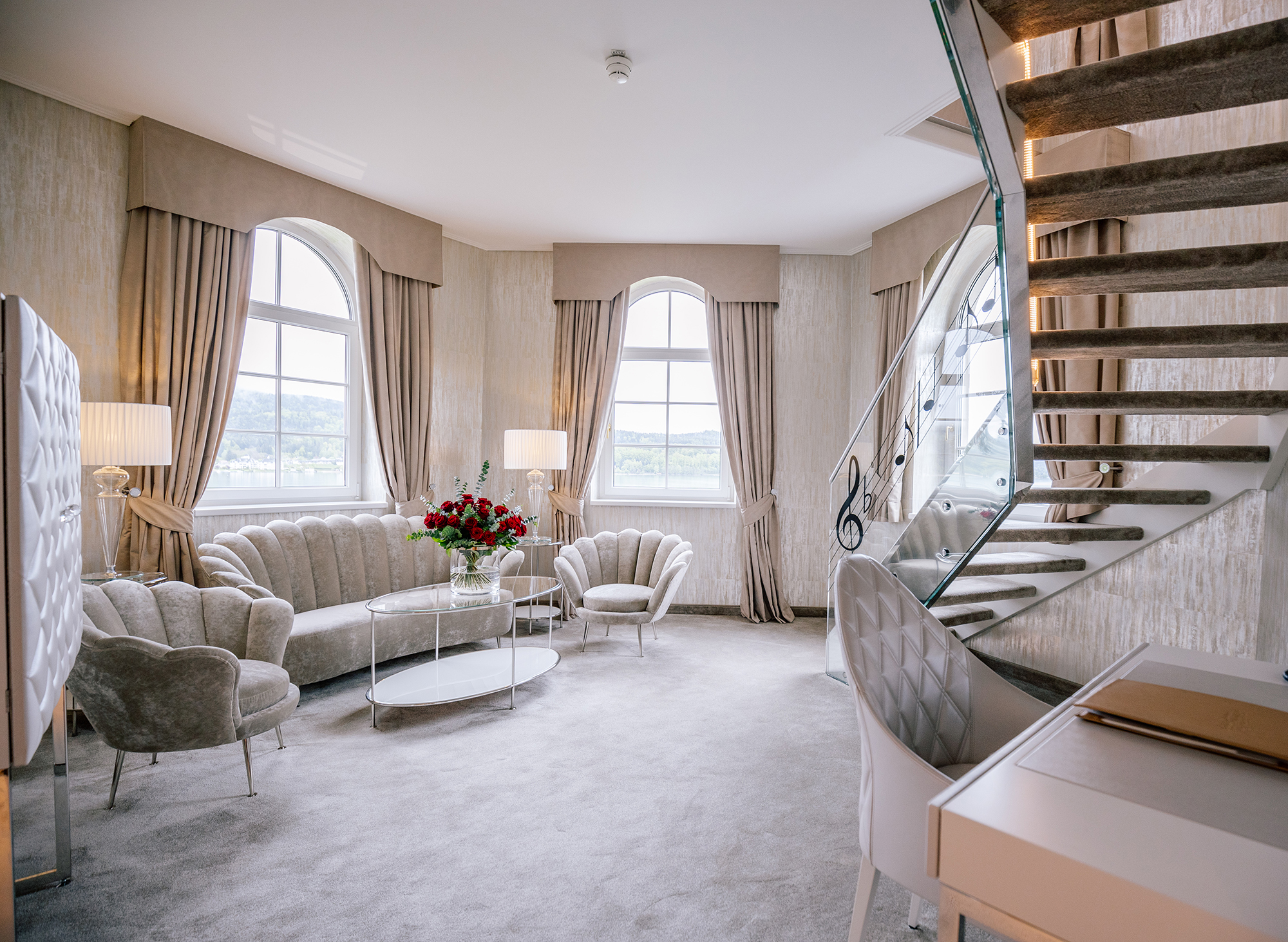 Zum 150-jährigen Jubiläum schenkt das 5* Hotel Schloss Seefels der TurmSuite ein Re-Design. Architektin Edeltraud Troger kleidet denhistorischsten Teil des Schlosses neu ein. | Das Seefels: 55 Wohntraum-Quadratmeter mit Wörthersee-Blick