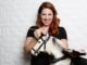 Esther Ollick, Händlerin der beliebten ZDF-Erfolgs-Sendung ‚Bares für Rares‘, gibt Einrichtungs-Tipps und schätzt den Wert von Vintage-Möbeln der Besucher.
