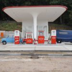 Eindruck von der 1950er-Jahre-Tankstelle mit Goggomobil und Tempo-Bus