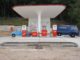 Eindruck von der 1950er-Jahre-Tankstelle mit Goggomobil und Tempo-Bus