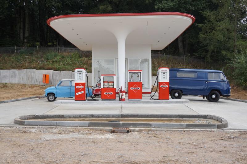 Eindruck von der 1950er-Jahre-Tankstelle mit Goggomobil und Tempo-Bus