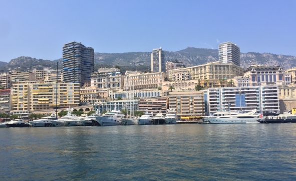 Monaco vom Boot im Hafen aus betrachtet